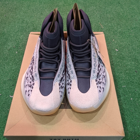 Yeezy QNTM Boost Basketball Sneakers - Picture 4 of 5